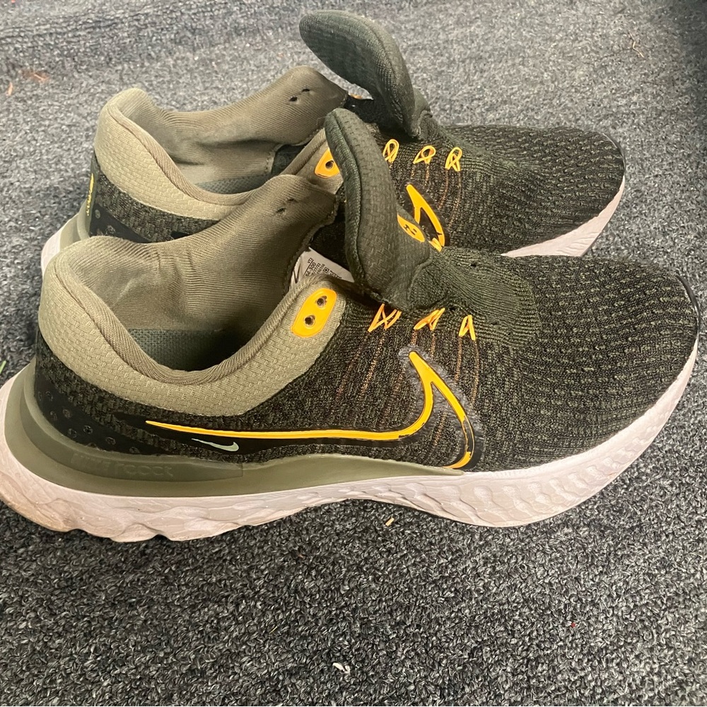 Nike athletic React Infinity Run Flyknit 3 Running Sneakers track shoes sz 11.5